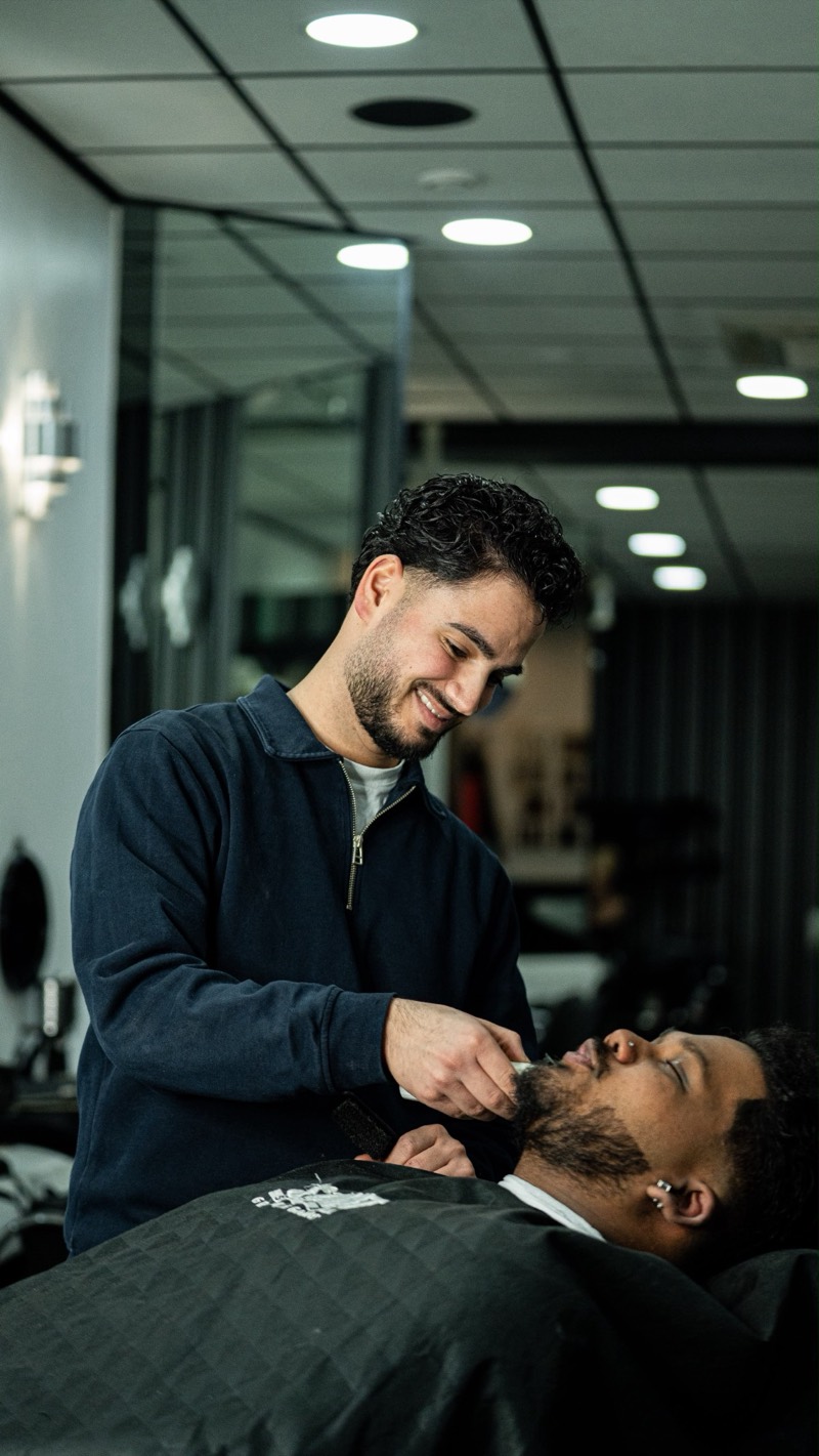 Halit trimmt einen Bart