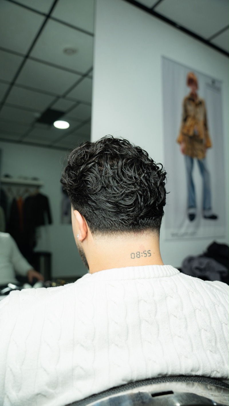Lockiger Schnitt mit Nacken-Fade, von hinten